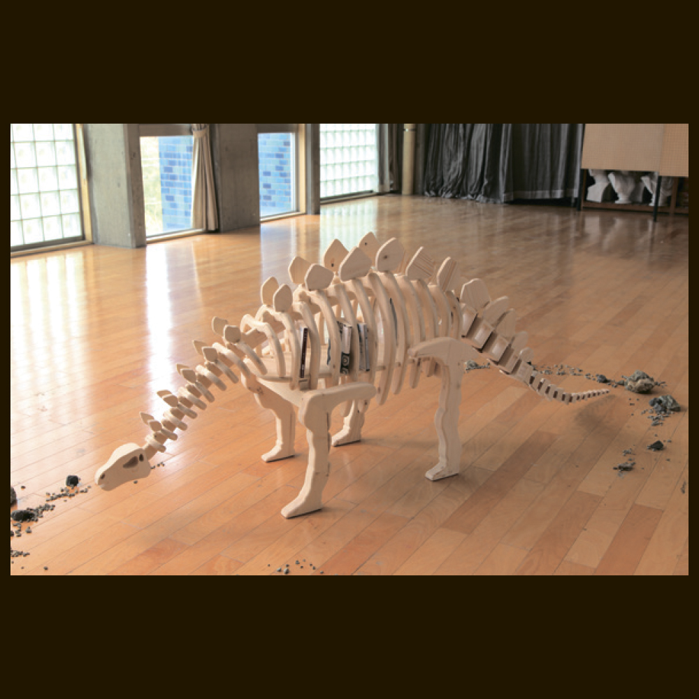 the discovery of stegosaurus（芸美ガイダンス2015 展示作品）奈良芸術短期大学 美術科 クラフトデザインコース（ウッド）