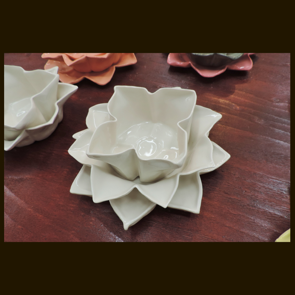 「花畑（部分）」（芸美ガイダンス2015 展示作品）比治山大学短期大学部 美術科 陶芸コース